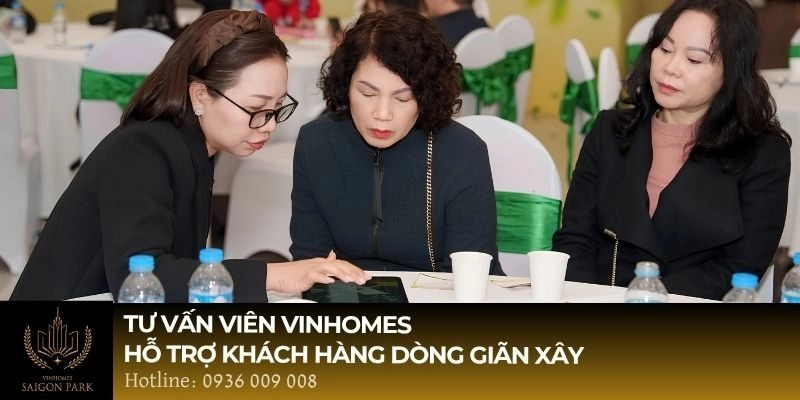 Tư vấn viên Vinhomes hỗ trợ khách hàng dòng giãn xây 